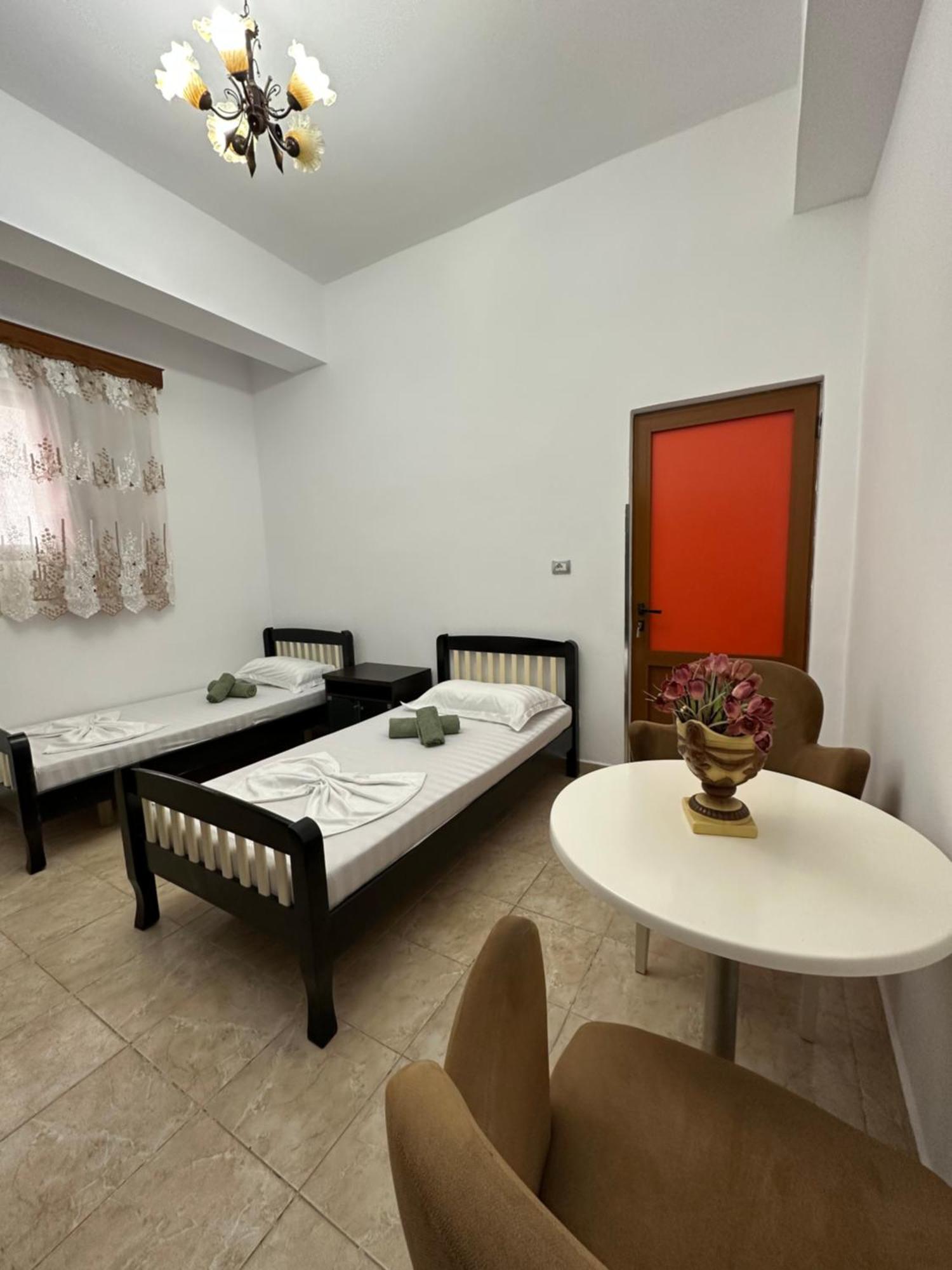 Hanna'S Hostel Berat Bagian luar foto