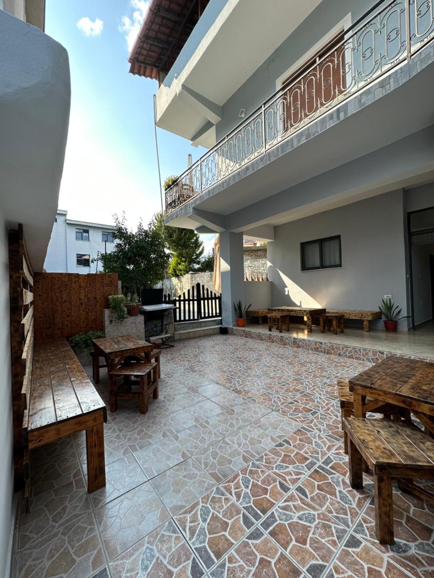 Hanna'S Hostel Berat Bagian luar foto